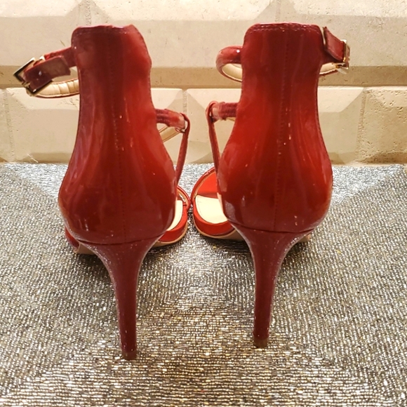 SOLD!! VINCE CAMUTO Red Patent Sandals Heels - Picture 4 of 9